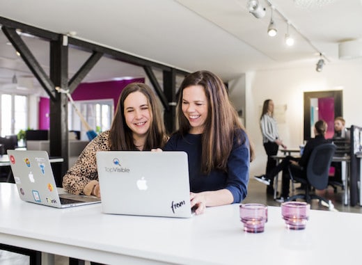 Anna-Karin och Maria arbetar med TopVisibles digitala verktyg