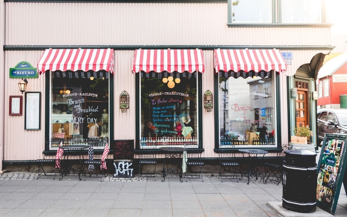 Bild på utsidan av en butik/ett café.