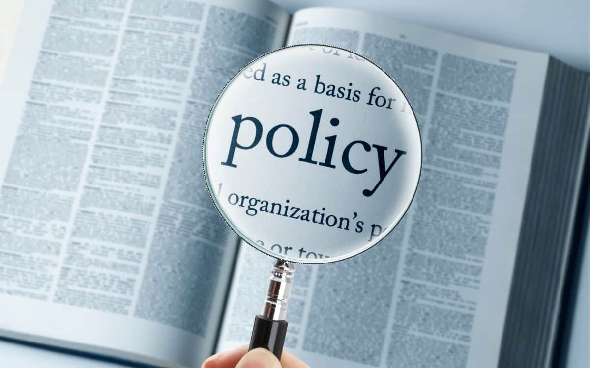 Digitala nyheter om Googles nya policy. Bild på ett förstoringsglas över ordet policy.