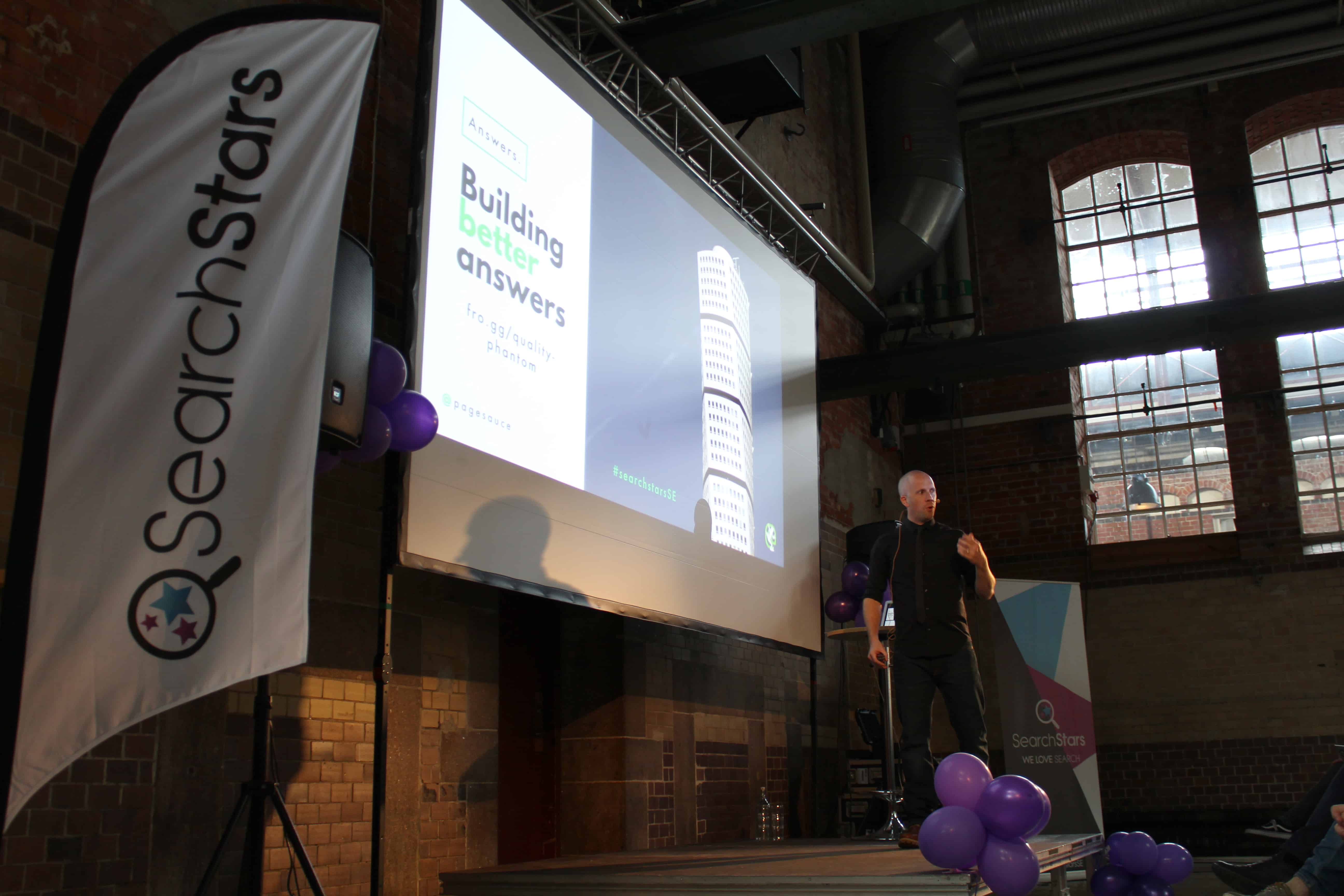 Charlie Williams håller presentation på Search Stars