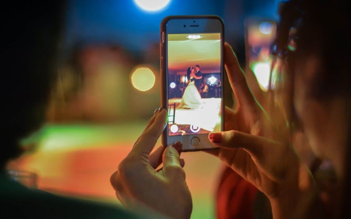 En mobil som filmar en video