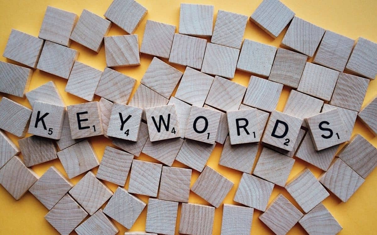 Alfapet brickor som stavar ordet 