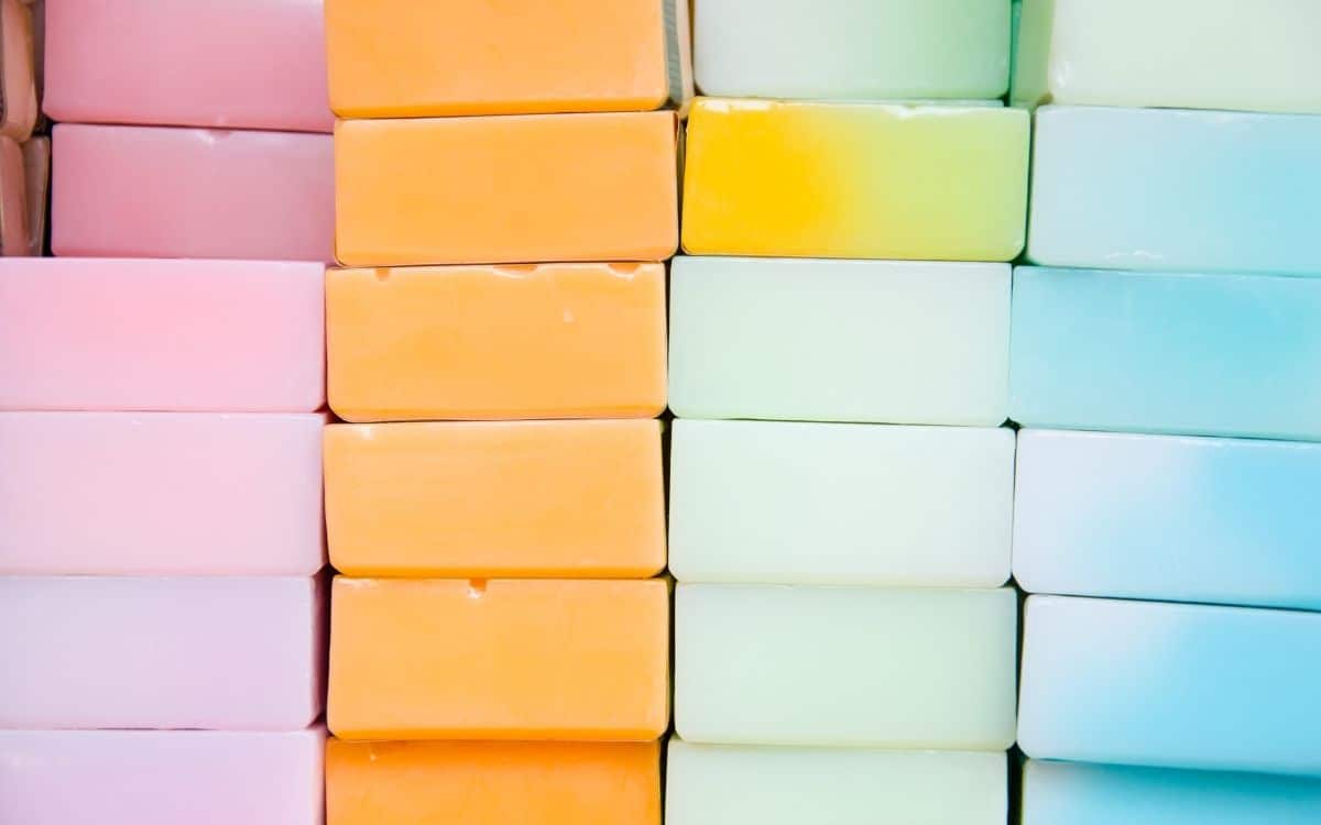 Bild på färgglada tvålar.