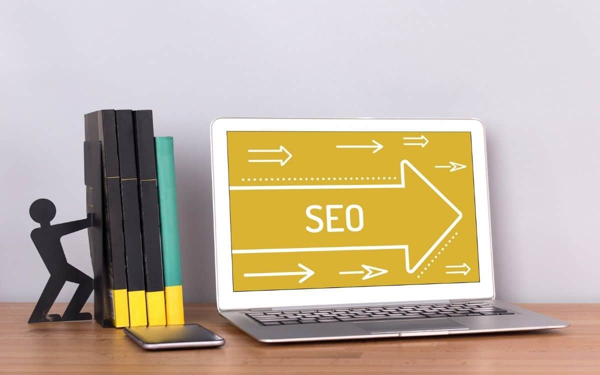 Bild på laptop med texten: SEO