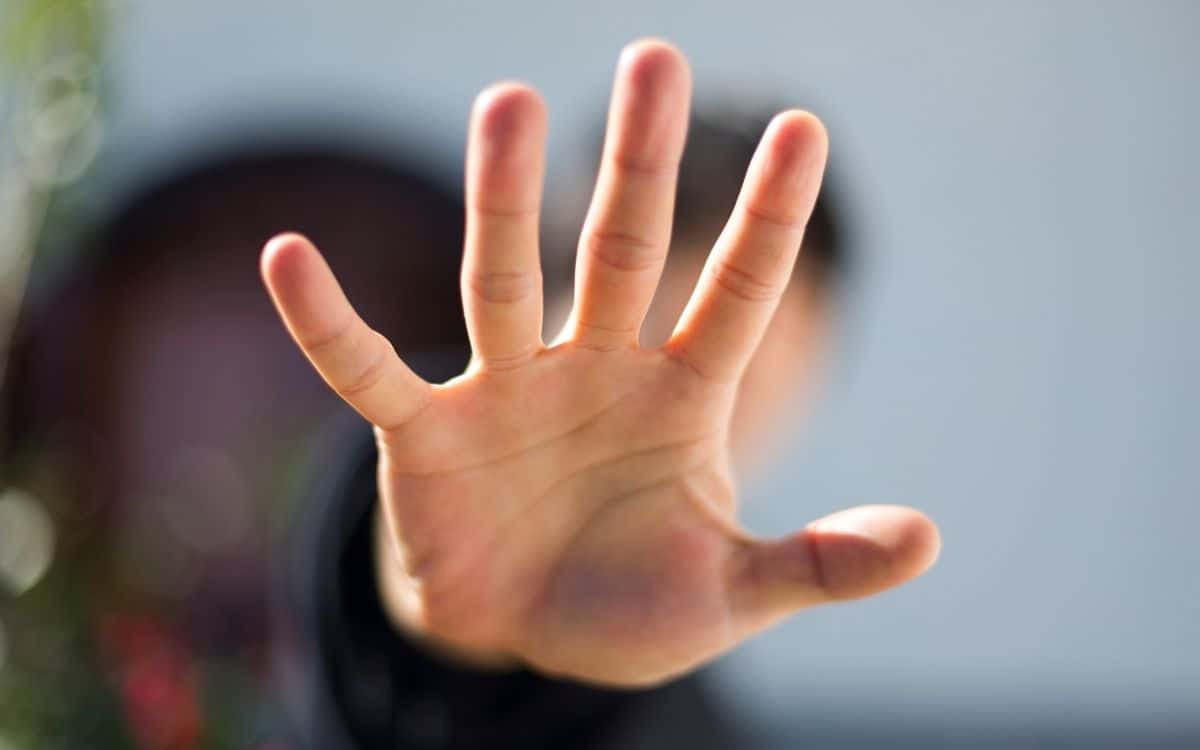 Digitala nyheter om Twitter. Bild på en hand som täcker kamerabilden.